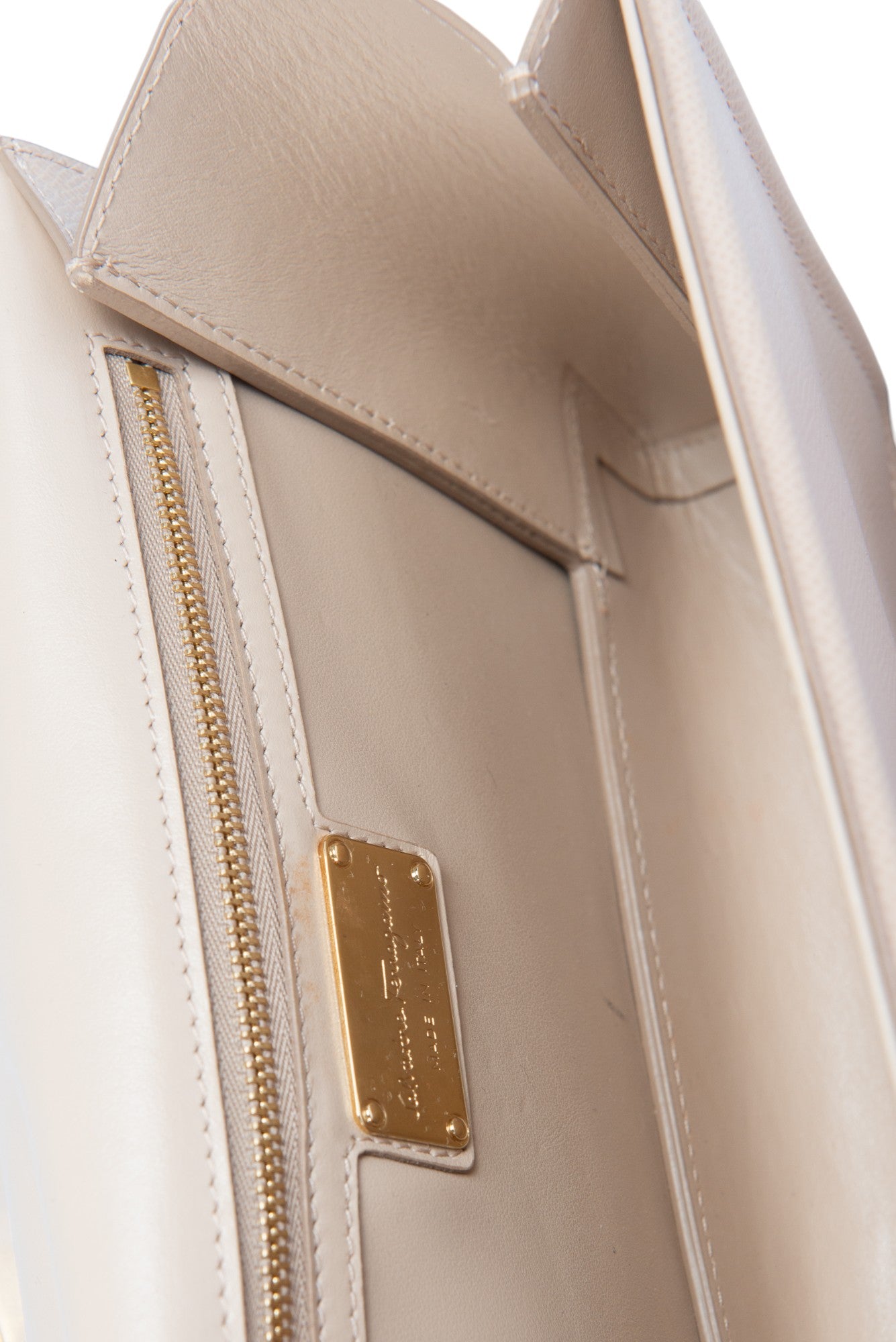 SALVATORE FERRAGAMO Beige Leather Vara Bow Shoulder Crossbody Bag