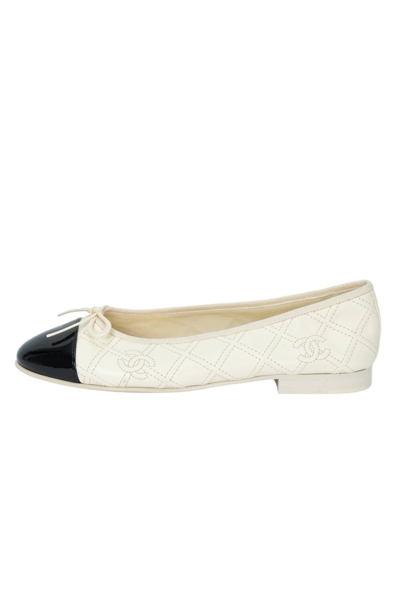 CHANEL White Leather CC Logo Ballet Flats Size 37